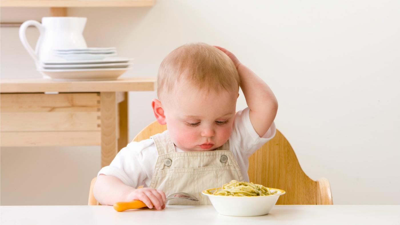 Ребенок плохо есть вечером. Малыш кушает. Ребенок завтракает. Ребенок не хочет есть. Ребенок кушает кашу.
