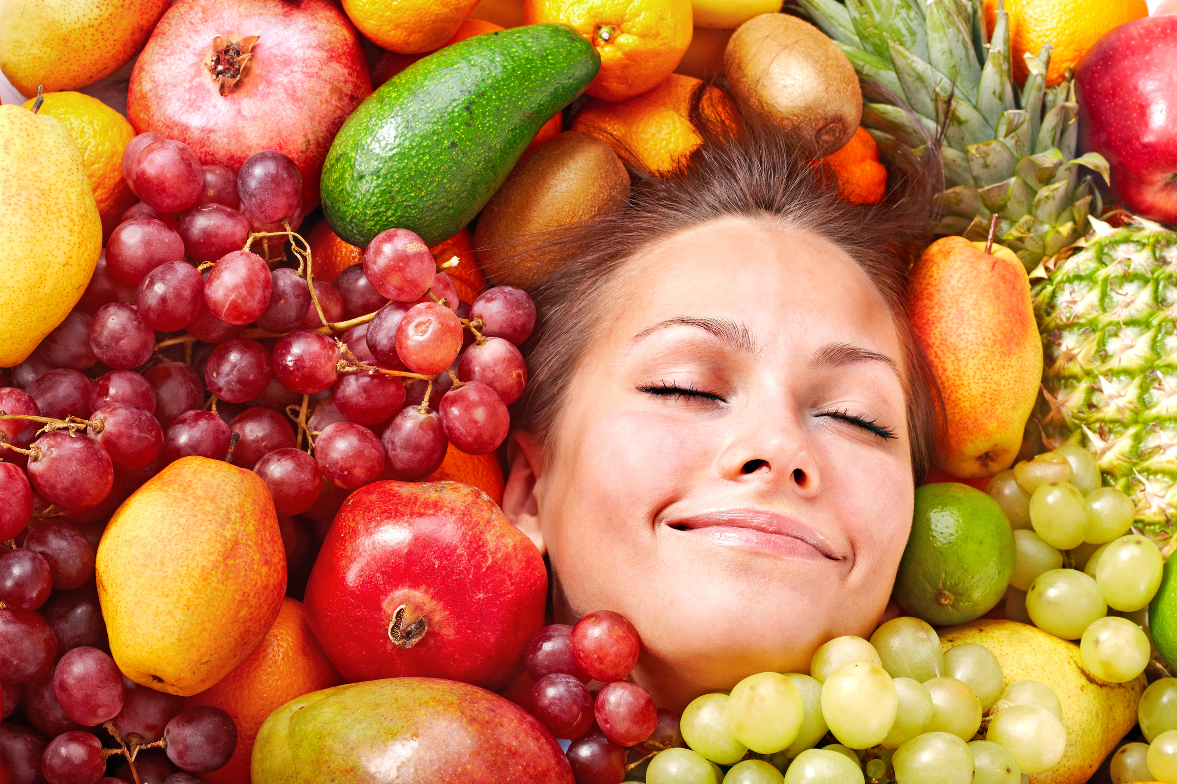 Фрукт чел. Фрукты для здоровья. Человек фрукт. Человек ест овощи и фрукты. Витамины в фруктах.